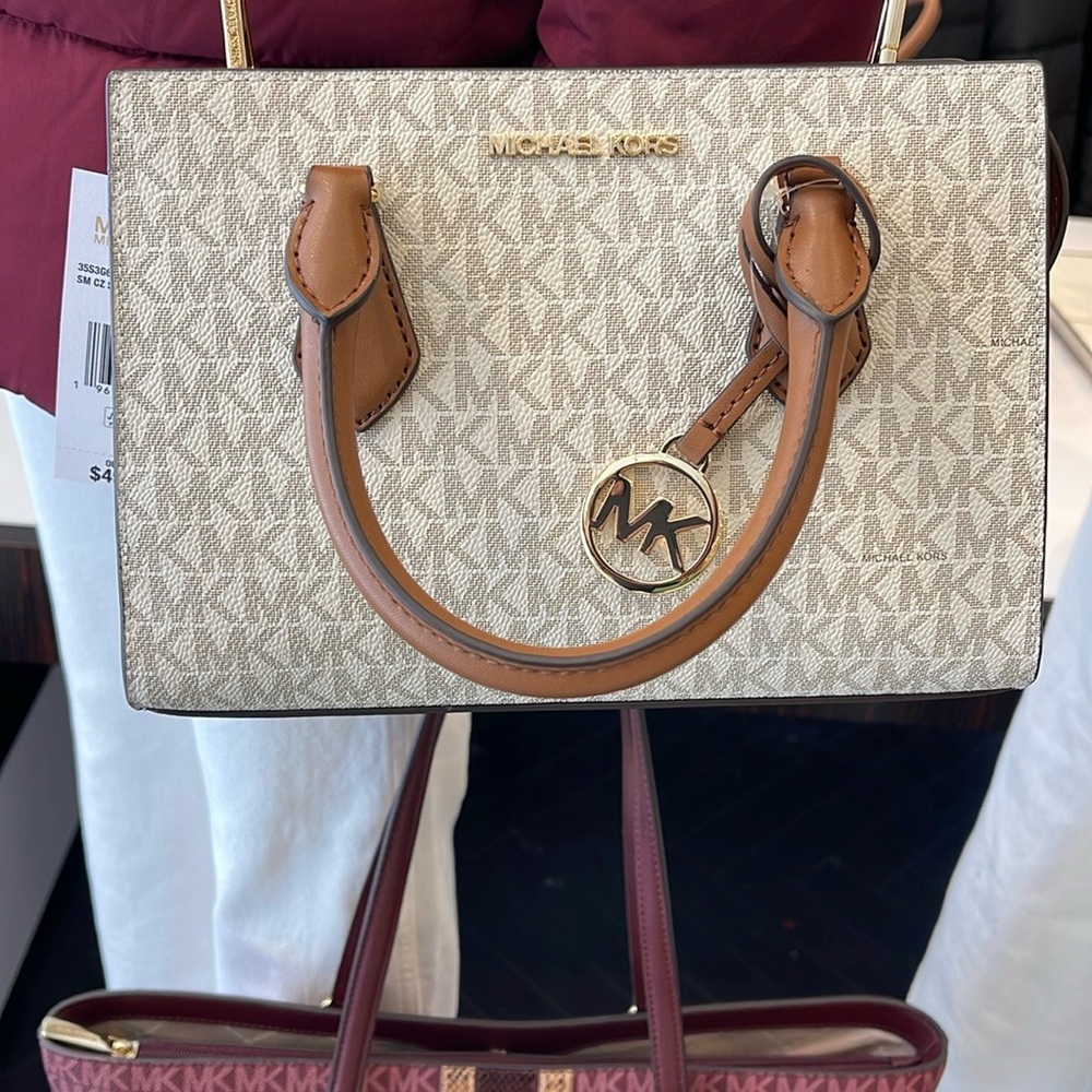 Michael Kors Small Signature Sheila Satchel Crossbody
Vanilla 
NWT - Picture 12 of 16